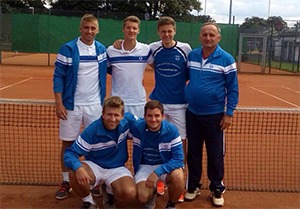 1. Herren: Aziz Kijametovic, Sebastian Loss, Philipp Barautzki, Lars Rademacher, Vincent Wuttke, Trainer Zlatan Burina. Es fehlt Tobias Loss. © Rotenburger Kreiszeitung